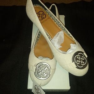 Daisy Fuentes size 7 beige colored Flats